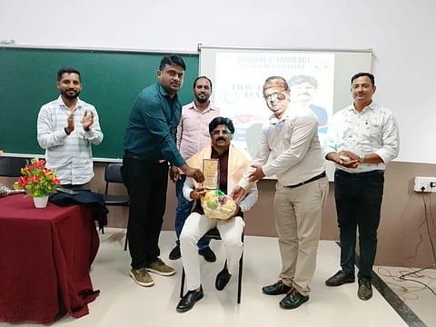 ಬೆಳಗಾವಿಯ ಗುರುದೇವ ಜಂಬಗಿ ಪಿಯು ಕಾಲೇಜಿನಲ್ಲಿ ಜರುಗಿದ ವೈದ್ಯರ ದಿನದಲ್ಲಿ ಡಾ.ಸತೀಶ ಚೌಲಿಗರಗೆ ಸನ್ಮಾನಿಸಲಾಯಿತು. ಡಾ.ಸರ್ಫರಾಜ್ ಪಟೇಲ, ಪ್ರವೀಣ ಚಾಂದಿಲ್ಕರ, ಬಸವರಾಜ ತುಬಾಕಿ, ಮಹೇಶ ಕಲ್ಲೋಳ್ಳಿ ಇತರರಿದ್ದರು.