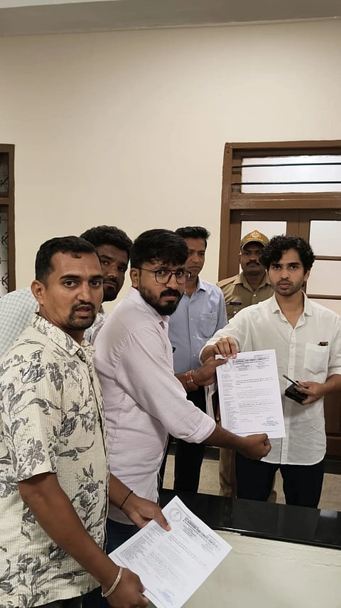 ಡಿಸಿಸಿ ಬ್ಯಾಂಕ್ ನೇಮಕಾತಿಯಲ್ಲಿ ಪದವೀಧರರಿಗೆ ಆದ್ಯತೆ ನೀಡಲು ಆಗ್ರಹಿಸಿ ಅಖಿಲ ಕರ್ನಾಟಕ ವಿದ್ಯಾರ್ಥಿ ಸಂಘದಿಂದ ಸೋಮವಾರ ಜಿಲ್ಲಾಧಿಕಾರಿಗೆ ಮನವಿ ಸಲ್ಲಿಸಲಾಯಿತು.