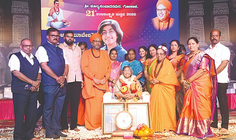 ಪ್ರದ್ಮಶ್ರೀ ಪುರಸ್ಕೃತೆ ಸುನೀತಾ ಕೃಷ್ಣನ್ ಕಳವಳ  ಕಾಯಕಶ್ರೀ ಪ್ರಶಸ್ತಿ ಪ್ರದಾನ ಗೋಕಾಕನಲ್ಲಿ ಹಮ್ಮಿಕೊಂಡಿದ್ದ 21ನೇ ಶರಣ ಸಂಸ್ಕೃತಿ ಉತ್ಸವದಲ್ಲಿ ಸುನೀತಾ ಕೃಷ್ಣನ್ ಅವರಿಗೆ ‘ಕಾಯಕಶ್ರೀ’ ಪ್ರಶಸ್ತಿ ಪ್ರದಾನ ಮಾಡಲಾಯಿತು. ಬಸವ ಸ್ವಾಮೀಜಿ, ಮುರುಘರಾಜೇಂದ್ರ ಸ್ವಾಮೀಜಿ ಇತರರಿದ್ದರು.
