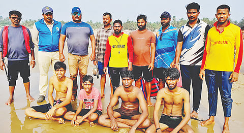 ಗೋಕರ್ಣದ ಮುಖ್ಯ ಸಮುದ್ರ ತೀರದಲ್ಲಿ( tourists rescued) ಶನಿವಾರ ಮಧ್ಯಾಹ್ನ ಜೀವ ರಕ್ಷಕ ಸಿಬ್ಬಂದಿಯಿಂದ ಉಳಿಸಲ್ಪಟ್ಟ ನಾಲ್ವರು ಚಿತ್ರದುರ್ಗದ ಪ್ರವಾಸಿಗರು.