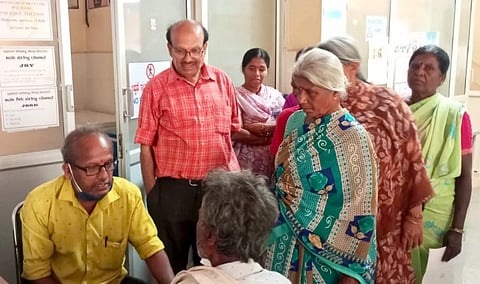 ಹಲಗೂರಿನ ಸರ್ಕಾರಿ ಪ್ರಾಥಮಿಕ ಆರೋಗ್ಯ ಕೇಂದ್ರದ ಆವರಣದಲ್ಲಿ ಮಂಗಳವಾರ ಹಮ್ಮಿಕೊಂಡಿದ್ದ ಕಣ್ಣಿನ ತಪಾಸಣೆ ಶಿಬಿರದಲ್ಲಿ ರೋಗಿಗಳ ಪರೀಕ್ಷೆ ನಡೆಸುತ್ತಿರುವ ತಜ್ಞರು. 