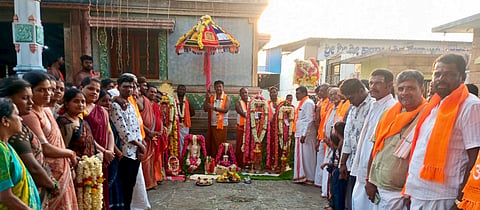 ಹಲಗೂರಿನ ಕಾಳಿಕಾಂಬ ದೇವಸ್ಥಾನದಲ್ಲಿ ಸಿದ್ದಪ್ಪಾಜಿ ಜಾತ್ರಾ ಮಹೋತ್ಸವದ ಪೂಜೆ ಪುನಸ್ಕಾರದಲ್ಲಿ ಪಾಲ್ಗೊಂಡ ಭಕ್ತರು. 
