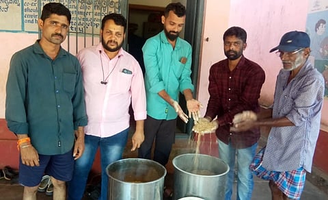ಕಳಪೆ ಬೇಳೆಯನ್ನು ಎಸ್ ಡಿಎಂಸಿ ಸದಸ್ಯರು ಪ್ರದರ್ಶಿಸಿದರು.