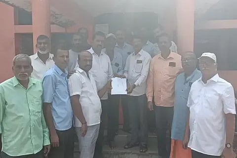 ಅವೈಜ್ಞಾನಿಕ ಬೆಳೆ ವಿಮೆ ಪರಿಹಾರ ನೀತಿ ಖಂಡಿಸಿ ಹೊಸನಗರ ತಾಲೂಕಿನ ಮೂಡುಗೊಪ್ಪ ಗ್ರಾಪಂ ವ್ಯಾಪ್ತಿಯ ರೈತರು ಪಿಡಿಒ ರಾಮಚಂದ್ರಪ್ಪ ಅವರಿಗೆ ಮನವಿ ಸಲ್ಲಿಸಿದರು. ಚಕ್ರವಾಕ ಸುಬ್ರಹ್ಮಣ್ಯ, ವಿನಾಯಕ, ವಿಶ್ವನಾಥ, ಗೋಪಾಲ ಶೆಟ್ಟಿ ಇತರರಿದ್ದರು.
