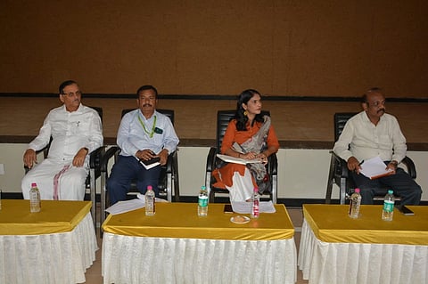 ಹಾಸನದ ಗಾಂಧಿ ಭವನದಲ್ಲಿ ಆಯೋಜಿಸಿದ್ದ ಸಭೆಯಲ್ಲಿ ಡಿಸಿ ಲತಾಕುಮಾರಿ ಮಾತನಾಡಿದರು. ರಮೇಶ್, ಡಾ.ಬಸವರಾಜು,  ರಂಗಸ್ವಾಮಿ ಇತರರಿದ್ದರು.