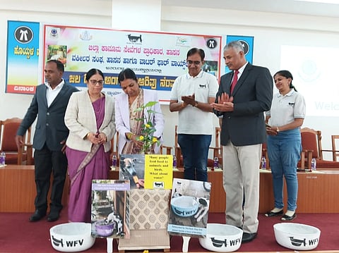 ಹಾಸನದ ಜಿಲ್ಲಾ ನ್ಯಾಯಾಲಯದಲ್ಲಿ ಜಿಲ್ಲಾ ಕಾನೂನು ಸೇವೆಗಳ ಪ್ರಾಧಿಕಾರ, ವಕೀಲರ ಸಂಘ ಹಾಗೂ ವಾಟರ್ ಫಾರ್ ವಾಯ್ಸ ಲೆಸ್ ಇವರ ಆಶ್ರಯದಲ್ಲಿ ವಿಶ್ವಜಲ ದಿನದ ಅಂಗವಾಗಿ ಅರಿವು ನೆರವು ಕಾರ್ಯಕ್ರಮ ಹಮ್ಮಿಕೊಳ್ಳಲಾಗಿತ್ತು. ಜಿಲ್ಲಾ ನ್ಯಾಯಾಧೀಶೆ ಮಂಜುಳಾ, ಕಾರ್ಲೆ ಮೊಗಣ್ಣಗೌಡ,  ಬಿ.ಎಂ. ಶೈಲಾ ಇತರರು ಇದ್ದರು.