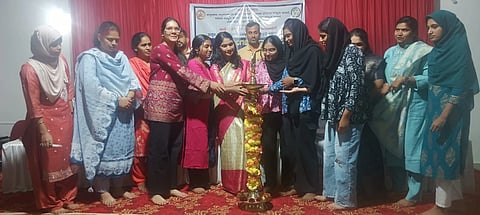 ಹಾಸನದ ರೆಡ್ ಕ್ರಾಸ್ ಭವನದಲ್ಲಿ ಡಿಸಿ ಲತಾಕುಮಾರಿ ಮಾತನಾಡಿದರು. ಡಾ.ಚೈತ್ರಾ, ಕುಮಾರ್, ಶಿಲ್ಪಾ, ಧರಣಿ ಕುಮಾರ್, ಕೆ.ಆರ್ ಅನುಪಮಾ, ಡಾ.ತೇಜಸ್ವಿ ಇತರರಿದ್ದರು.