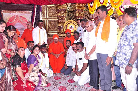  ನಗರದ ಮಹಾವೀರ ವೃತ್ತದಲ್ಲಿ ವೀರಶೈವ ಲಿಂಗಾಯತ ವೇದಿಕೆ ರಾಜ್ಯ ಸಮಿತಿಯಿಂದ ಅನ್ನದಾಸೋಹ, ರಕ್ತದಾನ ಶಿಬಿರ ಆಯೋಜಿಸಲಾಗಿತ್ತು.