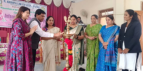 ಹಾಸನ ನಗರದ ಎಂ.ಕೃಷ್ಣ ಕಾನೂನು ಕಾಲೇಜಿಲ್ಲಿ ಆಯೋಜಿಸಿದ್ದ ಮಹಿಳಾ ದಿನಾಚರಣೆ ಕಾರ್ಯಕ್ರಮವನ್ನು ಗಣ್ಯರು ಉದ್ಘಾಟಿಸಿದರು. ಭಾರತಿ ರಾಜಶೇಖರ್, ಡಾ.ವಿ.ಶ್ರೀನಿವಾಸ್, ಕೆ.ಎಸ್.ರೇಖಾ, ಬೋಧಕ, ಬೋಧಕೇತರ ಸಿಬ್ಬಂದಿ ಇದ್ದರು. 