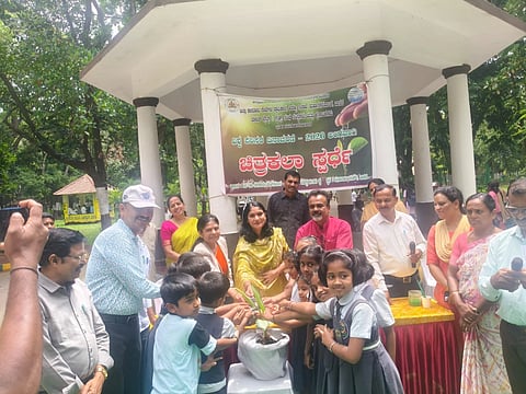 ವಿಶ್ವ ಪರಿಸರ ದಿನಾಚರಣೆ ಅಂಗವಾಗಿ ಹಾಸನ ನಗರದ ಮಹಾರಾಜ ಪಾರ್ಕ್‌ನಲ್ಲಿ ಆಯೋಜಿಸಿದ್ದ ಚಿತ್ರಕಲಾ ಸ್ಪರ್ಧೆಗೆ ಹಿರಿಯ ಸಿವಿಲ್ ನ್ಯಾಯಾಧೀಶರಾದ ಜಿ.ಕೆ.ದಾಕ್ಷಾಯಿಣಿ ಚಾಲನೆ ನೀಡಿದರು. ಜಿಲ್ಲಾಧಿಕಾರಿ ಕೆ.ಎಸ್.ಲತಾಕುಮಾರಿ,  ಪರಿಸರ ಅಧಿಕಾರಿ ಭಾಸ್ಕರ್, ರಾಷ್ಟ್ರ ಪ್ರಶಸ್ತಿ ಪುರಸ್ಕೃತ ಬಿ.ಟಿ ಮಾನವ ಇತರರಿದ್ದರು.