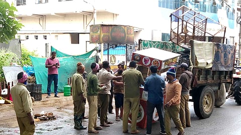 ಹಾಸನ ನಗರದಲ್ಲಿ ಸಾರ್ವಜನಿಕರ ಸಂಚಾರಕ್ಕೆ ಅಡ್ಡಿಯಾಗುತ್ತಿರುವ ಅನಧಿಕೃತ ರಸ್ತೆ ಬದಿ ಗೂಡಂಗಡಿ, ತಳ್ಳುವಗಾಡಿ ಹಾಗೂ ಬೀದಿ ಬದಿ ವ್ಯಾಪಾರಗಳ ವಿರುದ್ಧದ ವಿಶೇಷ ತೆರವು ಕಾರ್ಯಾಚರಣೆ ಶುಕ್ರವಾರವೂ ಮುಂದುವರಿಯಿತು.