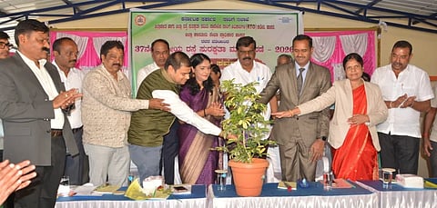 ಹಾಸನದ ಪ್ರಾದೇಶಿಕ ಸಾರಿಗೆ ಕಚೇರಿಯಲ್ಲಿ ಆಯೋಜಿಸಿದ್ದ ರಾಷ್ಟ್ರೀಯ ರಸ್ತೆ ಸುರಕ್ಷತಾ ಸಪ್ತಾಹ ಕಾರ್ಯಕ್ರಮವನ್ನು ಗಣ್ಯರು ಉದ್ಘಾಟಿಸಿದರು. ಕೆ.ಎಸ್.ಲತಾಕುಮಾರಿ, ದಾಕ್ಷಾಯಿಣಿ, ಪ್ರಕಾಶ್, ಸೌರಭ್ ಕುಮಾರ್, ಗಿರೀಶ್, ಜೆ.ಆರ್.ಕೆಂಚೇಗೌಡ ಇತರರಿದ್ದರು.