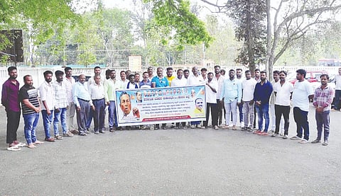 ಖಾಲಿ ಹುದ್ದೆಗಳ ಭರ್ತಿವೇಳೆ ಪರಿಶಿಷ್ಟ ಜಾತಿಗಳ ಶೇ.15 ರಷ್ಟು ಒಳ ಮೀಸಲಾತಿಯನ್ನು ಗ್ರೂಪ್ ಎ, ಬಿ, ಸಿ ವರ್ಗೀಕರಣದಂತೆ ಜಾರಿಗೊಳಿಸಬೇಕು ಎಂದು ಆಗ್ರಹಿಸಿ ಕರ್ನಾಟಕ ಮಾದರ ಮಹಾಸಭಾ ಜಿಲ್ಲಾ ಘಟಕದಿಂದ ಪ್ರತಿಭಟನೆ ನಡೆಸಿ ಜಿಲ್ಲಾಡಳಿತಕ್ಕೆ ಮನವಿ ಸಲ್ಲಿಸಲಾಯಿತು. ಟಿ.ಆರ್. ವಿಜಯಕುಮಾರ್, ಸಿ.ಆರ್.ಮಂಜುನಾಥ್, ದೇವರಾಜು ಇತರರಿದ್ದರು.