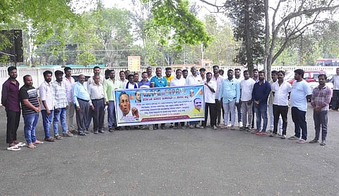 ಖಾಲಿ ಹುದ್ದೆಗಳ ಭರ್ತಿವೇಳೆ ಪರಿಶಿಷ್ಟ ಜಾತಿಗಳ ಶೇ.15 ರಷ್ಟು ಒಳ ಮೀಸಲಾತಿಯನ್ನು ಗ್ರೂಪ್ ಎ, ಬಿ, ಸಿ ವರ್ಗೀಕರಣದಂತೆ ಜಾರಿಗೊಳಿಸಬೇಕು ಎಂದು ಆಗ್ರಹಿಸಿ ಕರ್ನಾಟಕ ಮಾದರ ಮಹಾಸಭಾ ಜಿಲ್ಲಾ ಘಟಕದಿಂದ ಪ್ರತಿಭಟನೆ ನಡೆಸಿ ಜಿಲ್ಲಾಡಳಿತಕ್ಕೆ ಮನವಿ ಸಲ್ಲಿಸಲಾಯಿತು. ಟಿ.ಆರ್. ವಿಜಯಕುಮಾರ್, ಸಿ.ಆರ್.ಮಂಜುನಾಥ್, ದೇವರಾಜು ಇತರರಿದ್ದರು.