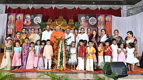 ಹಾಸನದ ಬಿಜಿಎಸ್ ಶಾಲೆಯಲ್ಲಿ ಪುಟಾಣಿ ಮಕ್ಕಳಿಗಾಗಿ ವಿದ್ಯಾರಂಭ ಅಕ್ಷರಭ್ಯಾಸ ಕಾರ್ಯಕ್ರಮ ಆಯೋಜಿಸಲಾಗಿತ್ತು. ಶಂಭುನಾಥ ಸ್ವಾಮೀಜಿ ಇತರರಿದ್ದರು.