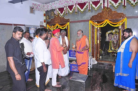 ಶ್ರೀರಾಮ ಸೇನೆ ಅಧ್ಯಕ್ಷ ಪ್ರಮೋದ್ ಮುತಾಲಿಕ್ ಹಾಸನ ನಗರದ ಸೀತಾರಾಮಾನಂಜನೇಯ ದೇಗುಲದಲ್ಲಿ ಪೂಜೆ ಸಲ್ಲಿಸಿದರು. ಹೇಮಂತ್ ಜಾನೆಕೆರೆ, ಧರ್ಮ ನಾಯಕ್, ಪ್ರದೀಪ್, ರಂಜನ್ ಇತರರಿದ್ದರು.