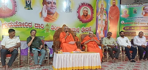 ಹಾಸನ ನಗರದ ಆದಿಚುಂಚನಗಿರಿ ಸಮುದಾಯ ಭವನದಲ್ಲಿ 137ನೇ ಗುರು ತೋರಿದ ದಾರಿ ತಿಂಗಳ ಮಾಮನ ತೇರು ಕಾರ್ಯಕ್ರಮ ಆಯೋಜಿಸಲಾಗಿತ್ತು. ಡಾ. ಶ್ರೀ ನಿರ್ಮಲಾನಂದನಾಥ ಸ್ವಾಮೀಜಿ, ವಾದಿರಾಜ್, ಶಂಭುನಾಥ ಸ್ವಾಮೀಜಿ, ಡಾ.ಎಚ್.ಎಲ್.ಮಲ್ಲೇಶಗೌಡ, ರಘು, ವಿಜಯಕುಮಾರ್ ನಾರ್ವೆ, ಎ.ಎಚ್.ಆನಂದ್ ಇತರರಿದ್ದರು.