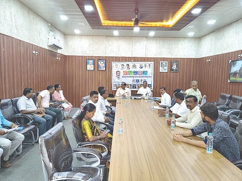 ಖಾನಾಪುರ ತಾಪಂ ಸಭಾಂಗಣದಲ್ಲಿ ಗ್ಯಾರಂಟಿ ಯೋಜನೆಗಳ ಮಾಸಿಕ ಪರಿಶೀಲನಾ ಸಭೆ ನಡೆಯಿತು. ಸೂರ್ಯಕಾಂತ ಕುಲಕರ್ಣಿ, ರಮೇಶ ಮೇತ್ರಿ, ಪ್ರಕಾಶ ಮಾದರ, ಪ್ರಿಯಾಂಕಾ ಗಾಂವ್ಕರ್​, ಶಾಂತಾರಾಮ ಗುರವ, ರಾಜಾ ಕುಡಾಳೆ, ವಿವೇಕ ತಡಕೋಡ ಇತರರಿದ್ದರು.