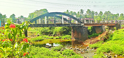 ಕಟೀಲು ಶ್ರೀ ದುರ್ಗಾಪರಮೇಶ್ವರಿ ದೇವಸ್ಥಾನದ ಬಳಿ ಇರುವ ಹಳೇ ಸೇತುವೆ.