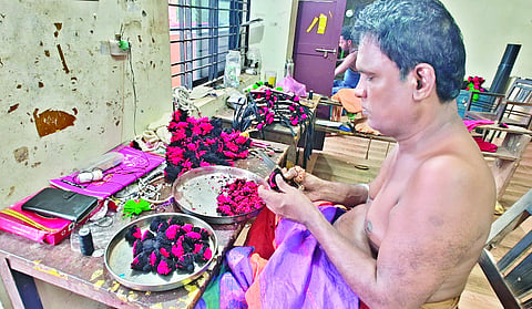 ಆಭರಣ ತಯಾರಿಕೆಯಲ್ಲಿ ಕಲಾವಿದರು.