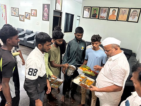 ಬಸವಕಲ್ಯಾಣದಲ್ಲಿ ಪರಿಶಿಷ್ಟ ವರ್ಗಗಳ ಕಲ್ಯಾಣ ಇಲಾಖೆ ಮೆಟ್ರಿಕ್​ ನಂತರದ ಬಾಲಕರ ವಸತಿನಿಲಯದ ವಿದ್ಯಾರ್ಥಿಗಳು ಊಟದ ತಟ್ಟೆಯೊಂದಿಗೆ ಮಂಗಳವಾರ ರಾತ್ರಿ ಶಾಸಕ ಶರಣು ಸಲಗರ ಎದುರು ಅಳಲು ತೋಡಿಕೊಂಡರು.
