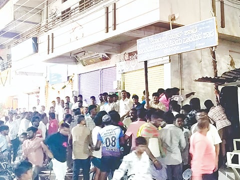 ಕನಕಗಿರಿಯ ಪಪಂ ಸದಸ್ಯ ಅನಿಲ್‌ಕುಮಾರ ಬಿಜ್ಜಳ ಅವರ ಅಂಗಡಿಗೆ ನುಗ್ಗಿದ ಪಪಂ ಅಧ್ಯಕ್ಷೆಯ ಬೆಂಬಲಿಗರು.