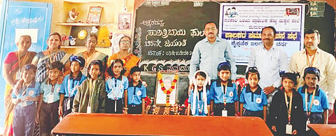 ಮಮದಾಪುರ ಸರ್ಕಾರಿ ಪ್ರಾಥಮಿಕ ಹೆಣ್ಣುಮಕ್ಕಳ ಶಾಲೆಯಲ್ಲಿ ಶನಿವಾರ ಸಾವಿತ್ರಿಬಾಯಿ ುಲೆ ಜಯಂತಿ ಆಚರಿಸಲಾಯಿತು. ಸುನೀಲ ಸಿಂಗಾರಿಗೊಪ್ಪ, ಅಶೋಕ ಬಾರಿಗಿಡದ, ಡಿ.ಜೆ.ನಾಯಕ, ಮಂಗಲಾ ಪಾಟೀಲ, ಕಲಾವತಿ ಪಟ್ಟಣಶೆಟ್ಟಿ  ಇದ್ದರು.