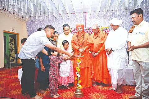 ಇಂಗಳಿಯಲ್ಲಿ ಸಿದ್ಧೇಶ್ವರ ಸ್ವಾಮೀಜಿ ಗುರುನಮನ ಮಹೋತ್ಸವಕ್ಕೆ ಚಾಲನೆ ನೀಡಲಾಯಿತು. ಬ್ರಹ್ಮಾನಂದ ಸ್ವಾಮೀಜಿ, ಬಸವಶರಣ ಸಿದ್ಧಾರೂಢ ಸ್ವಾಮೀಜಿ ಇತರರಿದ್ದರು.