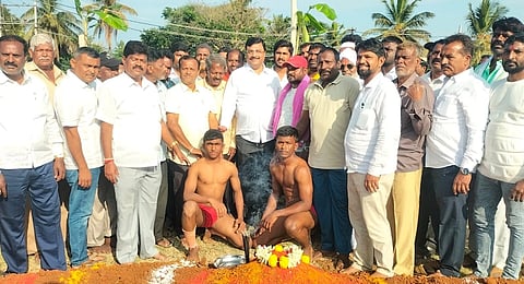 ಮಳವಳ್ಳಿ ಪಟ್ಟಣದಲ್ಲಿ ಸೋಮವಾರ ಹಮ್ಮಿಕೊಂಡಿದ್ದ ಕುಸ್ತಿ ಪಂದ್ಯಾವಳಿಗೆ ಶಾಸಕ ಪಿ.ಎಂ.ನರೇಂದ್ರಸ್ವಾಮಿ  ಚಾಲನೆ ನೀಡಿದರು. ರವಿ, ಲಿಂಗರಾಜು, ದೇವರಾಜು, ಪುರಸಭೆ ಪುಟ್ಟಸ್ವಾಮಿ,  ದೊಡ್ಡಯ್ಯ, ಆಟೋ ಮಂಜಣ್ಣ, ಅಣ್ಣಪ್ಪ, ರವಿ, ವೆಂಕಟೇಶ್, ಕೃಷ್ಣ, ನಂಜುಂಡಯ್ಯ, ಆನಂದ್, ಬಸವರಾಜು, ಚೇತನ್, ಮಲ್ಲೇಶ್ ಇದ್ದರು. 