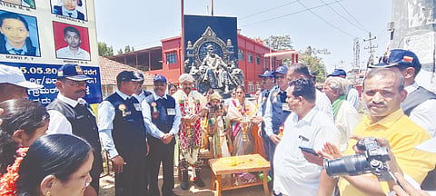 ಸೇನೆಯಲ್ಲಿ ಸೇವೆ ಸಲ್ಲಿಸಿ ತಾಯ್ನಡಿಗೆ ಮರಳಿದ ಮಂಜುನಾಥ ತಳವಾರ ಅವರನ್ನು ಮುಂಡಗೋಡದಲ್ಲಿ ಅದ್ದೂರಿಯಾಗಿ ಸ್ವಾಗತಿಸಲಾಯಿತು.