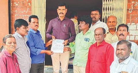 ಮಾನ್ವಿಯಲ್ಲಿ ತಹಸೀಲ್ದಾರ್ ಭೀಮರಾಯ ರಾಮಸಮುದ್ರಗೆ ದಲಿತ ಸಂಘರ್ಷ ಸಮಿತಿ ಮನವಿ ಸಲ್ಲಿಸಿತು.  