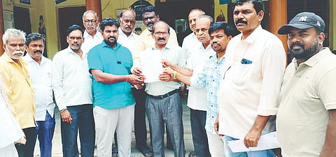 ಮಾನ್ವಿ ಪುರಸಭೆ ವ್ಯವಸ್ಥಾಪಕ ನರಸಿಂಹಲುಗೆ 16ನೇ ವಾರ್ಡ್ ನಿವಾಸಿಗಳು ಮನವಿ ಸಲ್ಲಿಸಿದರು. 