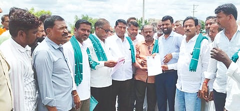 ಮಾನ್ವಿ ಸರ್ಕಾರಿ ತಾಯಿ ಮತ್ತು ಮಕ್ಕಳ ಆಸ್ಪತ್ರೆಯಲ್ಲಿ ಅಲ್ಪಸಂಖ್ಯಾತರ ಇಲಾಖೆ ಮುರಾರ್ಜಿ ದೇಸಾಯಿ ವಸತಿ ಶಾಲೆಯ ಅಸ್ವಸ್ಥ ವಿದ್ಯಾರ್ಥಿಗಳ ಆರೋಗ್ಯವನ್ನು ಎಂಎಲ್‌ಸಿ ಎನ್.ಎಸ್.ಬೋಸರಾಜು ವಿಚಾರಿಸಿದರು.