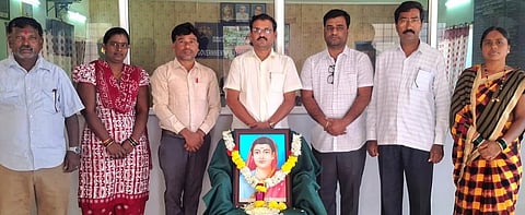 ಮಾನ್ವಿಯ ಬಾಷುಮಿಯಾ ಸಾಹುಕಾರ ಸರ್ಕಾರಿ ಪ್ರಥಮ ದರ್ಜೆ ಕಾಲೇಜಿನಲ್ಲಿ ಅಕ್ಷರದವ್ವ ಸಾವಿತ್ರಿಬಾಯಿ ಫುಲೆ ಜನ್ಮದಿನ ಆಚರಿಸಲಾಯಿತು. ಪ್ರಾಚಾರ್ಯ ಡಾ.ಜೆ.ಎಲ್. ಈರಣ್ಣ, ರಂಗಣ್ಣ, ಮರಿಯಮ್ಮ ಇದ್ದರು.