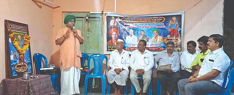 ಮೂಡಲಗಿ ಹನುಮನ ದೇವಸ್ಥಾನದಲ್ಲಿ ಹಮ್ಮಿಕೊಂಡಿದ್ದ ಅಂಬಿಗರ ಚೌಡಯ್ಯನವರ ಪ್ರವಚನ ಹಾಗೂ ಮಹಾಪೂಜಾ ಕಾರ್ಯಕ್ರಮದಲ್ಲಿ ಬಸವರಾಜ ಸ್ವಾಮೀಜಿ ಮಾತನಾಡಿದರು. ನಿಂಗಪ್ಪ ಕುರಬೆಟ್, ಮಹಾದೇವ ಶೆಕ್ಕಿ, ಬಸಪ್ಪ ಹಾಲೋಳಿ ಇತರರಿದ್ದರು.