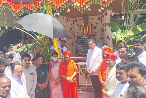 ಮುರಗೋಡ ಗ್ರಾಮದಲ್ಲಿ  ಶ್ರೀಮಂತ ಮಲ್ಲಿಕಾರ್ಜುನ (ಅಣ್ಣಾಸಾಹೇಬ) ವೀರಭದ್ರಪ್ಪ ದೇಸಾಯಿ ಅವರ ಕಂಚಿನ ಪುತ್ಥಳಿಯನ್ನು ಸಚಿವೆ ಲಕ್ಷಿ$್ಮ ಹೆಬ್ಬಾಳ್ಕರ್​ ಅನಾವರಣಗೊಳಿಸಿದರು. ಗೀತಾತಾಯಿ ದೇಸಾಯಿ, ವಿ.ಬಿ.ದೇಸಾಯಿ, ಅಶೋಕ ಶೆಟ್ಟರ, ಶಿವನಗೌಡ ಪಾಟೀಲ, ವಿಜಯ ಸಾಣಿಕೊಪ್ಪ ಇತರರಿದ್ದರು.