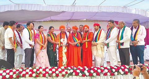 ಮುರಗೋಡ ಗ್ರಾಮದಲ್ಲಿ ಹಮ್ಮಿಕೊಂಡಿದ್ದ ವಿವಿಧೋದ್ದೇಶ ಪ್ರಾಥಮಿಕ ಗ್ರಾಮೀಣ ಕೃಷಿ ಸಹಕಾರ ಸಂದ ಅಮೃತ ಮಹೋತ್ಸವವನ್ನು ಅಥಣಿ ಚನ್ನಬಸವ ಸ್ವಾಮೀಜಿ ಉದ್ಘಾಟಿಸಿದರು. ಸಚಿವೆ ಲಕ್ಷಿ$್ಮ ಹೆಬ್ಬಾಳ್ಕರ್​, ನೀಲಕಂಠ ಸ್ವಾಮೀಜಿ, ದಿವಾಕರ ದೀತ ಸ್ವಾಮೀಜಿ, ಗೀತಾತಾಯಿ ದೇಸಾಯಿ, ಮಾಜಿ ಶಾಸಕ ವಿ.ಐ.ಪಾಟೀಲ ಇತರರಿದ್ದರು.