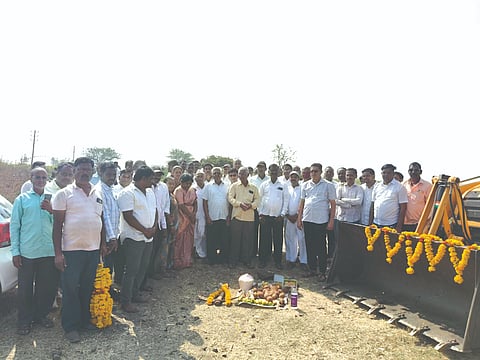 ಬೆನಾಡಿ ಗ್ರಾಮದಲ್ಲಿ ಹಮ್ಮಿಕೊಂಡಿದ್ದ ನಾಲೆ ಸ್ವಚ್ಛತೆ ಕಾರ್ಯಕ್ರಮದಲ್ಲಿ ಲಕ್ಷ್ಮಿ ಖೋತ, ಸಿದ್ದು ನರಾಟೆ, ರಮೇಶ ಪಾಟೀಲ, ಪ್ರಕಾಶ ಶಿಂಧೆ, ಶಾಂತಾ ಕಿಲ್ಲೇದಾರ ಇತರರಿದ್ದರು
