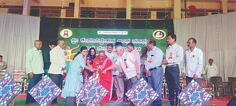 ಮಲ್ಲಾಪುರ ಕೆ ಎನ್ ಗ್ರಾಮದ ರೇವಣಸಿದ್ಧೇಶ್ವರ ಆಂಗ್ಲ ಮಾಧ್ಯಮ ಶಾಲೆಯಲ್ಲಿ ಈಚೆಗೆ ಹಮ್ಮಿಕೊಂಡಿದ್ದ ವಾರ್ಷಿಕ ಸ್ನೇಹ ಸಮ್ಮೇಳನವನ್ನು ಶಾಸಕ ಬಾಬಾಸಾಹೇಬ ಪಾಟೀಲ ಉದ್ಘಾಟಿಸಿದರು. ಚಿದಾನಂದ ಸ್ವಾಮೀಜಿ, ವೈ.ಎಸ್.ಪಾಟೀಲ, ಶಿವನಗೌಡ ಪಾಟೀಲ ಶಾಂತಾ ಗುರನಗೌಡರ ಇತರರಿದ್ದರು.