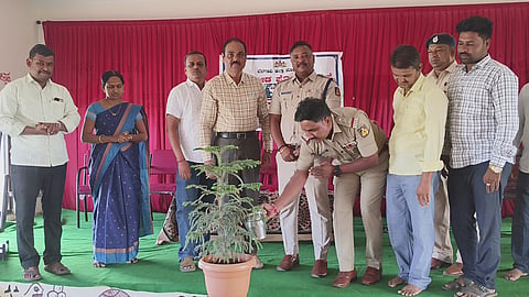 ಸತ್ತಿಗೇರಿ ಸ್ಥಳೀಯ ಸರ್ಕಾರಿ ಪದವಿಪೂರ್ವ ಕಾಲೇಜಿನಲ್ಲಿ ಹಮ್ಮಿಕೊಂಡಿದ್ದ ಮಾದಕ ವಸ್ತು ವಿರೋಧಿ ಜಾಗತಿ ಸಪ್ತಾಹ ಕಾರ್ಯಕ್ರಮಕ್ಕೆ ಡಿವೈಎಸ್ಪಿ ಚಿದಂಬರ ಮಡಿವಾಳರ ಚಾಲನೆ ನೀಡಿದರು. ಐ.ಎಂ.ಮಠಪತಿ, ಎಲ್.ಬಿ.ಮಾಳಿ, ಬಿ.ಕೆ.ರಂಗಣ್ಣವರ, ಬಸಯ್ಯ ಸಾಲಿಮಠ ಇತರರಿದ್ದರು.