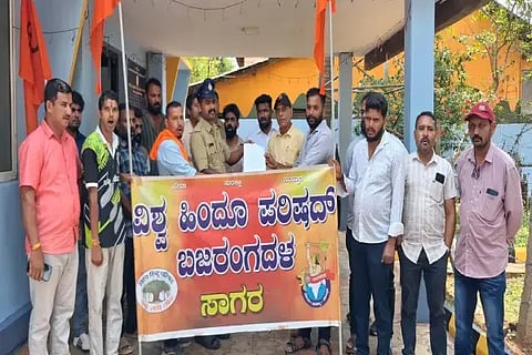 ಸಾಗರದಲ್ಲಿ ಬಿಹಾರ ಮೂಲದ ಕಾರ್ಮಿಕನ ಹತ್ಯೆ ಪ್ರಕರಣದ ಸೂಕ್ತ ತನಿಖೆ ನಡೆಸುವಂತೆ ಒತ್ತಾಯಿಸಿ ಬಜರಂಗದಳ, ವಿಎಚ್‌ಪಿ ಪದಾಧಿಕಾರಿಗಳಾದ ಸಂತೋಷ್ ಶಿವಾಜಿ, ಕೆ.ಆರ್.ಗಣೇಶ್‌ಪ್ರಸಾದ್, ಅರುಣ ಕುಗ್ವೆ, ಕೆ.ವಿ.ಪ್ರವೀಣ್ ಮತ್ತಿತರರು ಡಿವೈಎಸ್ಪಿ ಕಚೇರಿಗೆ ಮನವಿ ಸಲ್ಲಿಸಿದರು.