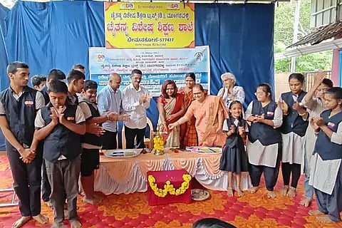 ಸಾಗರ ತಾಲೂಕಿನ ಮುಂಗರವಳ್ಳಿಯಲ್ಲಿ ಅಂಗವಿಕಲ ಮಕ್ಕಳಿಗೆ ಆಯೋಜಿಸಿದ್ದ ಸಮುದಾಯ ಆಧಾರಿತ ಪುನರ್ವಸತಿ ಮಾಹಿತಿ ಕಾರ್ಯಾಗಾರವನ್ನು ತಹಸೀಲ್ದಾರ್ ಡಾ. ಪ್ರತಿಭಾ ಉದ್ಘಾಟಿಸಿದರು. ಸುವರ್ಣಾ ನಾಯಕ್, ಬಿ.ಎಚ್.ರಾಘವೇಂದ್ರ, ಜೀವನ್, ಸುಮಿತ್ರಾ ಇತರರಿದ್ದರು.