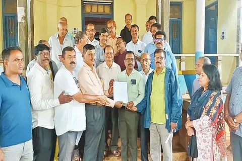 ಸ್ವಚ್ಛತಾ ಕಾರ್ಯ ನಡೆಸುವಂತೆ ಆಗ್ರಹಿಸಿ ಸಾಗರದ ವಿಜಯನಗರ ಬಡಾವಣೆ ನಾಗರಿಕರು ನಗರಸಭೆಗೆ ಮನವಿ ಸಲ್ಲಿಸಿದರು. ವೈ.ಕೆ.ರವಿಕುಮಾರ್, ತೀ.ನ.ಶ್ರೀನಿವಾಸ್, ನಾಗರಾಜ್ ಇತರರಿದ್ದರು.