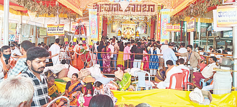 ಶಿರಸಿ ಮಾರಿಕಾಂಬಾ ದೇವಿ ಜಾತ್ರೆಯಲ್ಲಿ ಮಂಗಳವಾರ ಜನಸಂದಣಿ ಕಡಿಮೆಯಾಗಿದ್ದು, ಭಕ್ತರು ಎರಡೆರಡು ಬಾರಿ ದೇವಿಯ ದರ್ಶನ ಪಡೆದುಕೊಂಡರು. 