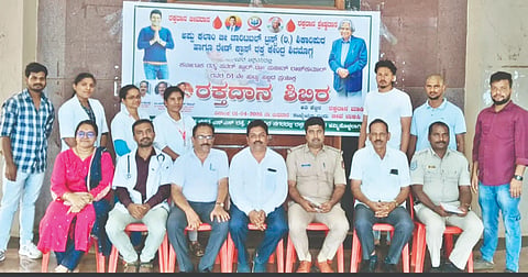 ಶಿಕಾರಿಪುರದಲ್ಲಿ ಅಪ್ಪು ಕಲಾಂ ಜೀ ಚಾರಿಟೆಬಲ್​ ಟ್ರಸ್ಟ್​ನಿಂದ ಆಯೋಜಿಸಿದ್ದ ರಕ್ತದಾನ ಶಿಬಿರದಲ್ಲಿ ಪಿಎಸ್​ಐ ಶರತ್​ಕುಮಾರ್​, ಧರಣೇಂದ್ರ ದಿನಕರ್​, ಮೊಹಮದ್​ ಸಾದಿಕ್​, ಲ$್ಮ, ಪೂಜಾ, ಕೆ.ಎಸ್​.ಹುಚ್ರಾಯಪ್ಪ ಮತ್ತಿತರರಿದ್ದರು.