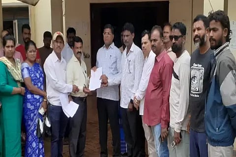 ಸೊರಬ ಶ್ರೀ ಲಕ್ಷ್ಮೀರಂಗನಾಥ ದೇವರ ರಥದ ಮನೆಯನ್ನು ಹಳೆಯ ರಥ ನಿಲ್ಲುತ್ತಿದ್ದ ಜಾಗದಲ್ಲಿಯೇ ನಿರ್ಮಿಸಬೇಕು ಎಂದು ಒತ್ತಾಯಿಸಿ ಭಕ್ತರು ತಹಸೀಲ್ದಾರ್ ಕೆ. ಪುರಂದರ ಅವರಿಗೆ ಮನವಿ ಸಲ್ಲಿಸಿದರು. ಸಿ.ಪಿ ವೀರೇಶ್ ಗೌಡ, ಡಿ.ಶಿವಯೋಗಿ, ಮಹೇಶ್ ಖಾರ್ವಿ, ರಂಗನಾಥ, ಲೋಕೇಶ್ ಇತರರಿದ್ದರು.