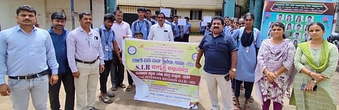 ಸೊರಬ ತಾಲೂಕಿನ ಆನವಟ್ಟಿಯಲ್ಲಿ ಎಸ್​ಐಆರ್​ ಕುರಿತು ಸಾರ್ವಜನಿಕರಲ್ಲಿ ಜಾಗೃತಿ ಮೂಡಿಸಲು ಪಿಯು ಕಾಲೇಜು ವಿದ್ಯಾರ್ಥಿಗಳಿಂದ ಜಾಥಾ ನಡೆಸಲಾಯಿತು. ಟಿ.ಜಗದೀಶ್​, ಚಂದನ್​,  ಮುನೀರ್​ ಖಾನ್​ ಇತರರಿದ್ದರು.