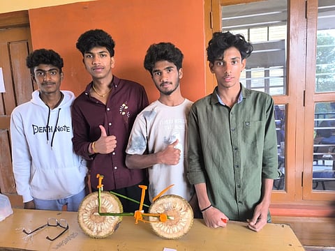 ಸೋಮವಾರಪೇಟೆ ಸಮೀಪದ ಚೌಡ್ಲು ಕುವೆಂಪು ಶಾಲೆಯಲ್ಲಿ ನಡೆದ ಸ್ಪರ್ಧಾ ಕಾರ್ಯಕ್ರಮದಲ್ಲಿ ವಿದ್ಯಾರ್ಥಿ ಹಲಸಿನ ಕಾಯಿಯ ಕೆತ್ತನೆ ಗಮನ ಸೆಳೆಯಿತು.