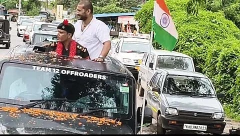  ಸೋಮವಾರಪೇಟೆ ತಾಲೂಕಿನ ಹೆಗ್ಗುಳ ಗ್ರಾಮಕ್ಕೆ ಆಗಮಿಸಿ ಮಾಜಿ ಸೈನಿಕ ಸತೀಶ್ ಅವರನ್ನು ಗ್ರಾಮಸ್ಥರು ಬರಮಾಡಿಕೊಂಡು ಮೆರವಣಿಗೆ ಮಾಡಿದರು.