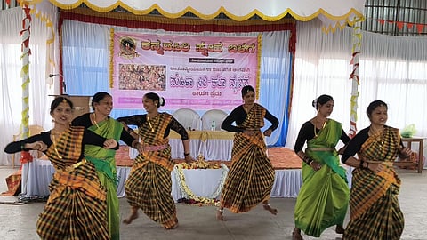  ಸೋಮವಾರಪೇಟೆ ತಾಲೂಕು ಕನ್ನಡ ಸಿರಿ ಬಳಗದ ಆಶ್ರಯದಲ್ಲಿ ಪಟ್ಟಣದ ಮಾನಸ ಸಭಾಂಗಣದಲ್ಲಿ ಆಯೋಜಿಸಲಾಗಿದ್ದ ಮಹಿಳಾ ಸಿರಿ-ಕಲಾವೈಭವ ಕಾರ್ಯಕ್ರಮದಲ್ಲಿ ಮಹಿಳೆಯರಿಂದ ಸಾಂಸ್ಕೃತಿಕ ಪ್ರದರ್ಶನ ನಡೆಯಿತು